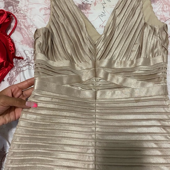 Has minor small stains should come off when wash - Picture 5 of 7